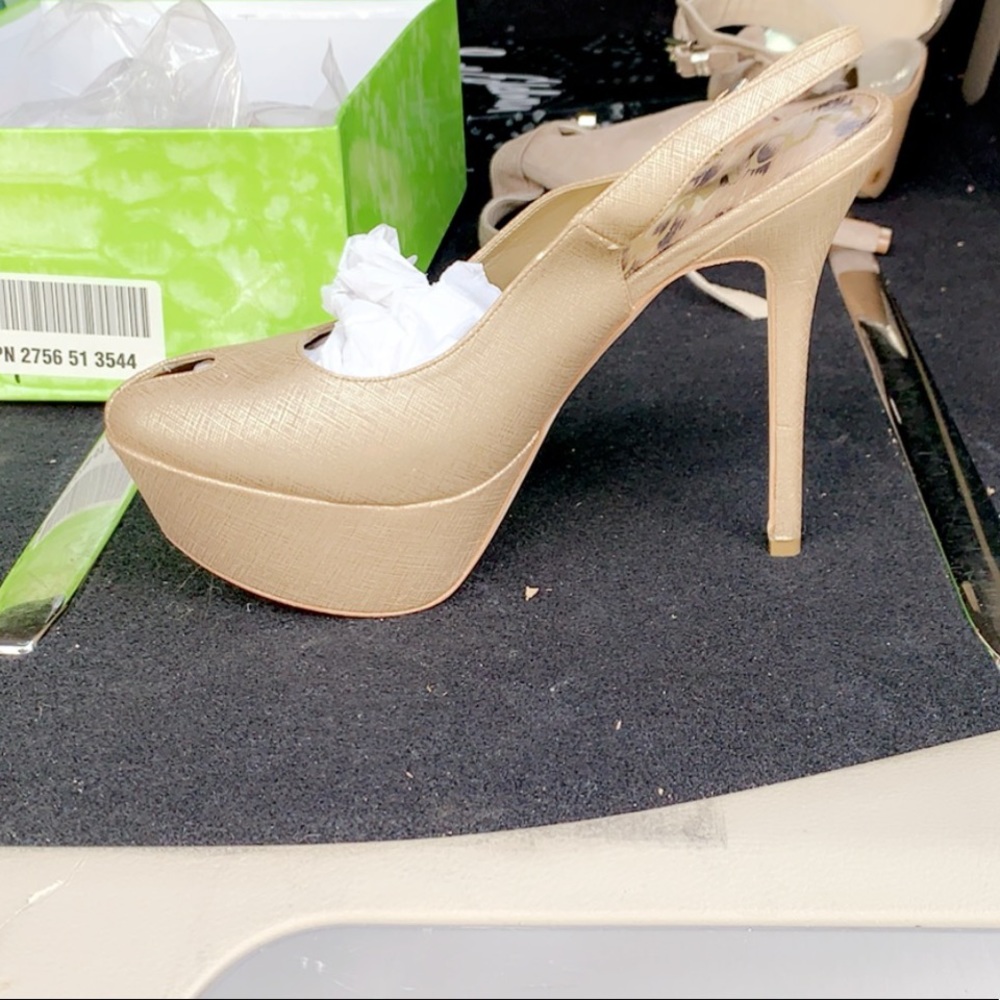 Size 8 epygold leaf pump by Sam Edelman